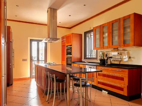 LOULÉ - Moradia de luxo com 4+1 quartos + Escritório, jardins, piscina aquecida e garagem