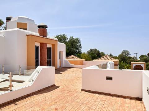 LOULÉ - Moradia de luxo com 4+1 quartos + Escritório, jardins, piscina aquecida e garagem