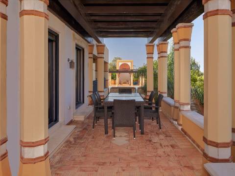 LOULÉ - Moradia de luxo com 4+1 quartos + Escritório, jardins, piscina aquecida e garagem