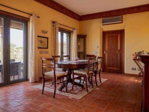 LOULÉ - Moradia de luxo com 4+1 quartos + Escritório, jardins, piscina aquecida e garagem