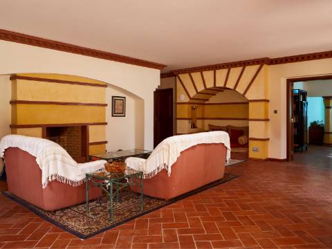 LOULÉ - Moradia de luxo com 4+1 quartos + Escritório, jardins, piscina aquecida e garagem