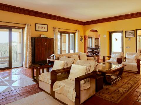 LOULÉ - Moradia de luxo com 4+1 quartos + Escritório, jardins, piscina aquecida e garagem