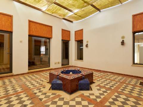 LOULÉ - Moradia de luxo com 4+1 quartos + Escritório, jardins, piscina aquecida e garagem