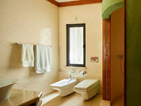 LOULÉ - Moradia de luxo com 4+1 quartos + Escritório, jardins, piscina aquecida e garagem