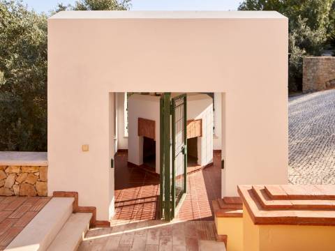 LOULÉ - Moradia de luxo com 4+1 quartos + Escritório, jardins, piscina aquecida e garagem