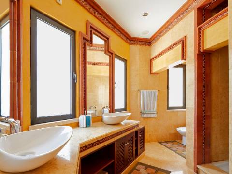 LOULÉ - Moradia de luxo com 4+1 quartos + Escritório, jardins, piscina aquecida e garagem