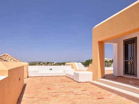 LOULÉ - Moradia de luxo com 4+1 quartos + Escritório, jardins, piscina aquecida e garagem