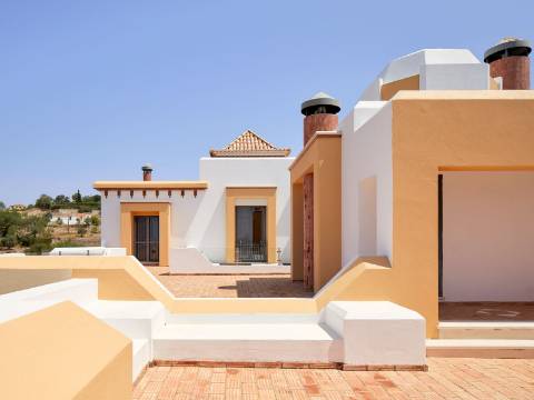 LOULÉ - Moradia de luxo com 4+1 quartos + Escritório, jardins, piscina aquecida e garagem