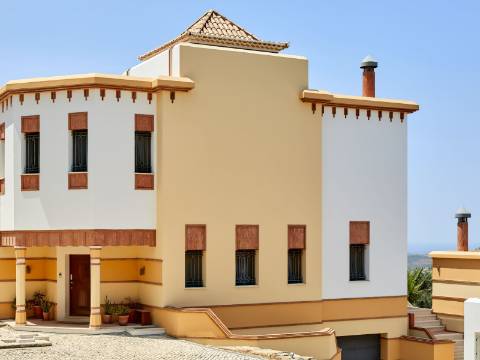 LOULÉ - Moradia de luxo com 4+1 quartos + Escritório, jardins, piscina aquecida e garagem