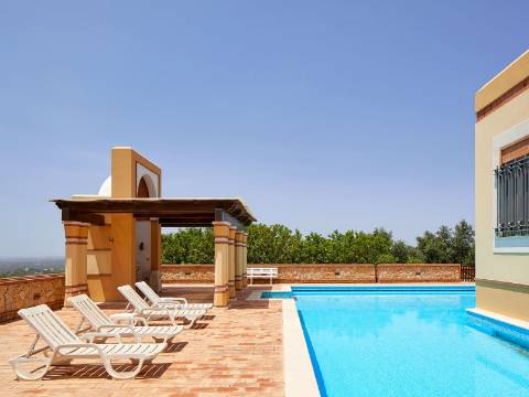 LOULÉ - Moradia de luxo com 4+1 quartos + Escritório, jardins, piscina aquecida e garagem