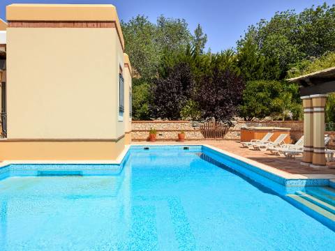 LOULÉ - Moradia de luxo com 4+1 quartos + Escritório, jardins, piscina aquecida e garagem