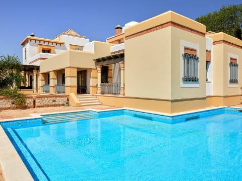 LOULÉ - Moradia de luxo com 4+1 quartos + Escritório, jardins, piscina aquecida e garagem