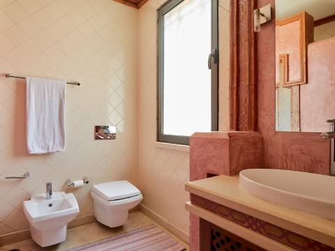 LOULÉ - Moradia de luxo com 4+1 quartos + Escritório, jardins, piscina aquecida e garagem