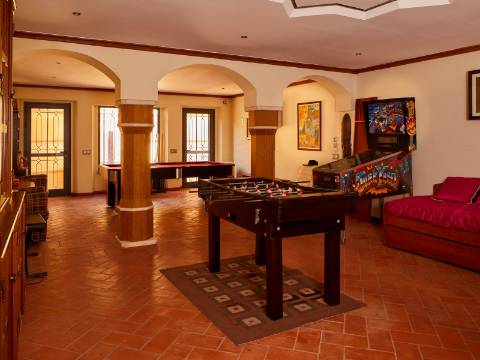 LOULÉ - Moradia de luxo com 4+1 quartos + Escritório, jardins, piscina aquecida e garagem