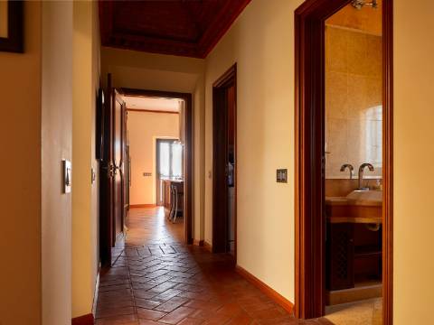 LOULÉ - Moradia de luxo com 4+1 quartos + Escritório, jardins, piscina aquecida e garagem