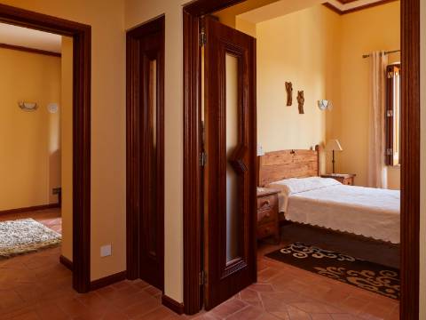 LOULÉ - Moradia de luxo com 4+1 quartos + Escritório, jardins, piscina aquecida e garagem