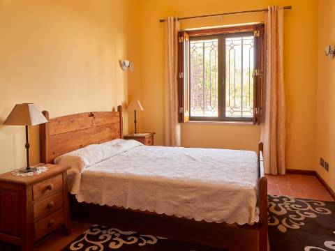 LOULÉ - Moradia de luxo com 4+1 quartos + Escritório, jardins, piscina aquecida e garagem