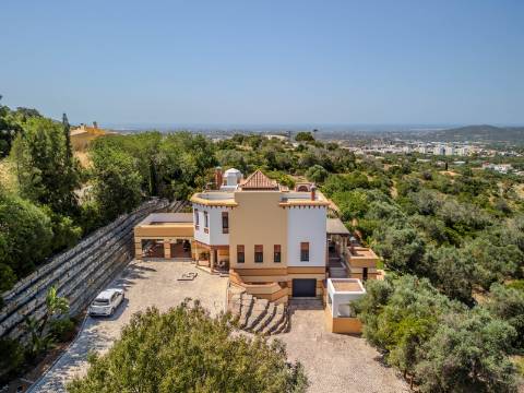LOULÉ - Moradia de luxo com 4+1 quartos + Escritório, jardins, piscina aquecida e garagem
