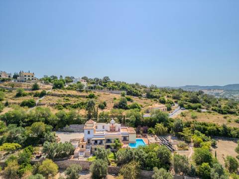 LOULÉ - Moradia de luxo com 4+1 quartos + Escritório, jardins, piscina aquecida e garagem