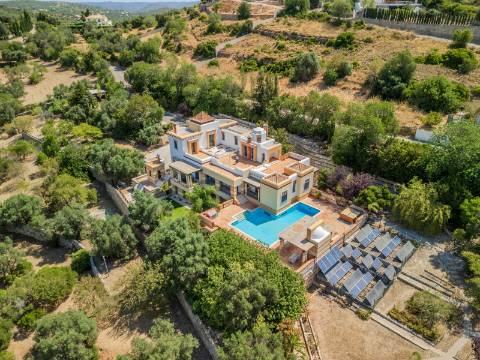 LOULÉ - Moradia de luxo com 4+1 quartos + Escritório, jardins, piscina aquecida e garagem