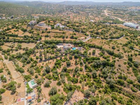 LOULÉ - Moradia de luxo com 4+1 quartos + Escritório, jardins, piscina aquecida e garagem