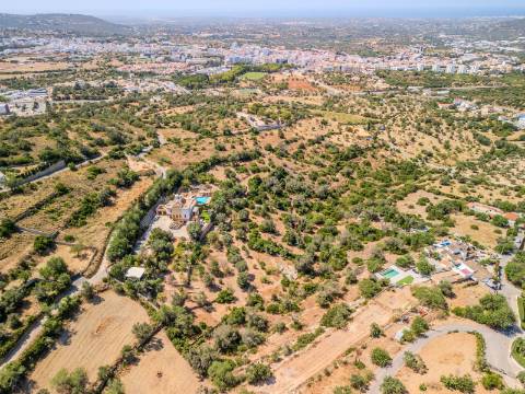 LOULÉ - Moradia de luxo com 4+1 quartos + Escritório, jardins, piscina aquecida e garagem