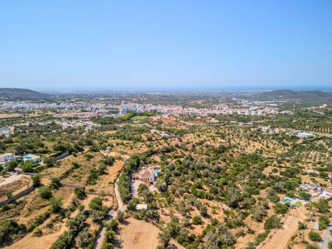 LOULÉ - Moradia de luxo com 4+1 quartos + Escritório, jardins, piscina aquecida e garagem