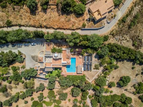 LOULÉ - Moradia de luxo com 4+1 quartos + Escritório, jardins, piscina aquecida e garagem