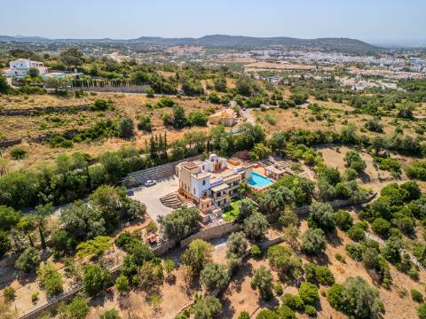 LOULÉ - Moradia de luxo com 4+1 quartos + Escritório, jardins, piscina aquecida e garagem