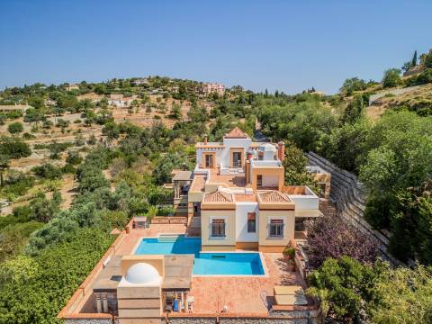 LOULÉ - Moradia de luxo com 4+1 quartos + Escritório, jardins, piscina aquecida e garagem