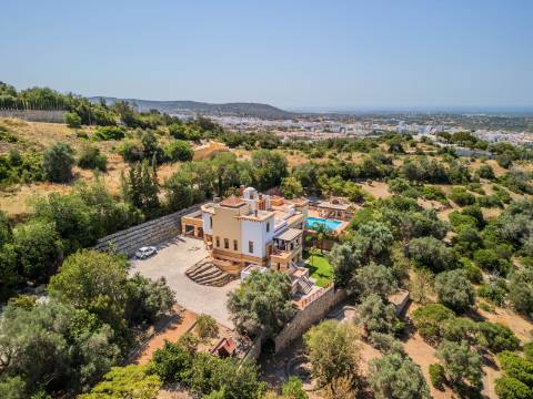 LOULÉ - Moradia de luxo com 4+1 quartos + Escritório, jardins, piscina aquecida e garagem