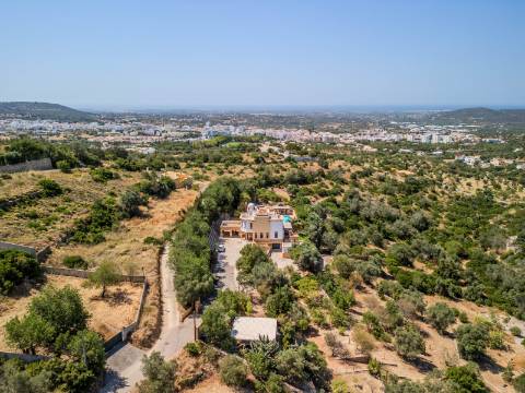 LOULÉ - Moradia de luxo com 4+1 quartos + Escritório, jardins, piscina aquecida e garagem