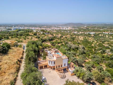 LOULÉ - Moradia de luxo com 4+1 quartos + Escritório, jardins, piscina aquecida e garagem