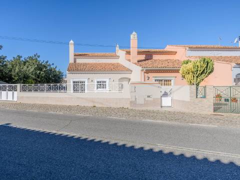 Loulé - Moradia com 3 Quartos em urbanização tranquila