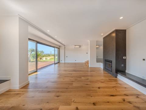 FONTE SANTA - Moradia renovada com jardim piscina próxima da PRAIA