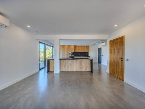 FONTE SANTA - Moradia renovada com jardim piscina próxima da PRAIA