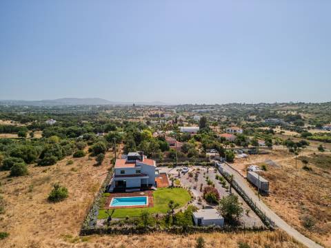 FONTE SANTA - Moradia renovada com jardim piscina próxima da PRAIA