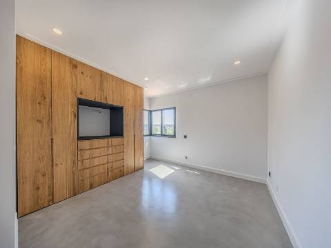 FONTE SANTA - Moradia renovada com jardim piscina próxima da PRAIA