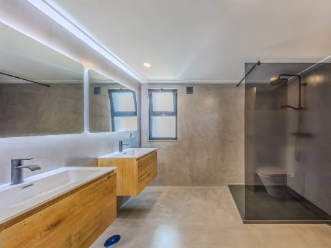 FONTE SANTA - Moradia renovada com jardim piscina próxima da PRAIA