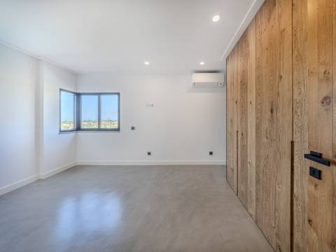 FONTE SANTA - Moradia renovada com jardim piscina próxima da PRAIA