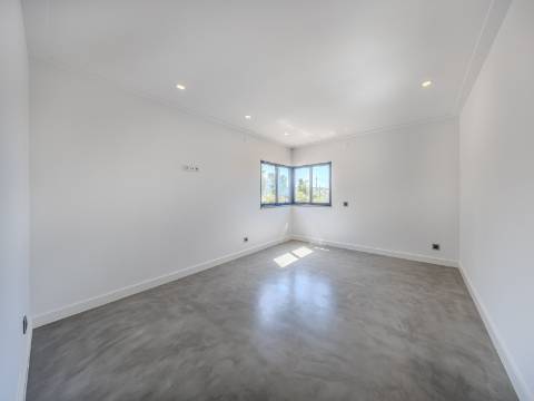 FONTE SANTA - Moradia renovada com jardim piscina próxima da PRAIA