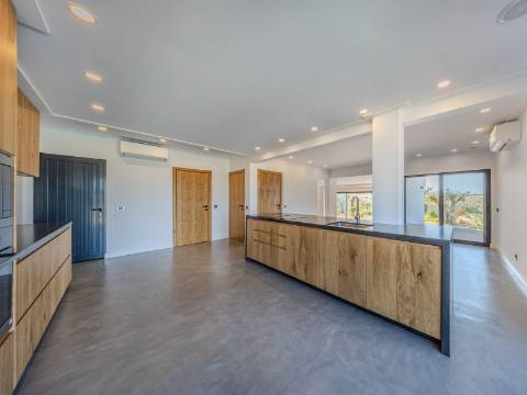 FONTE SANTA - Moradia renovada com jardim piscina próxima da PRAIA