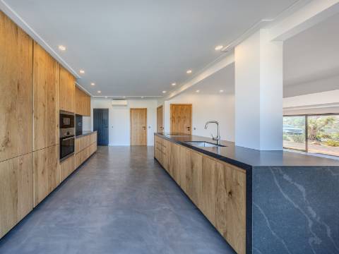 FONTE SANTA - Moradia renovada com jardim piscina próxima da PRAIA