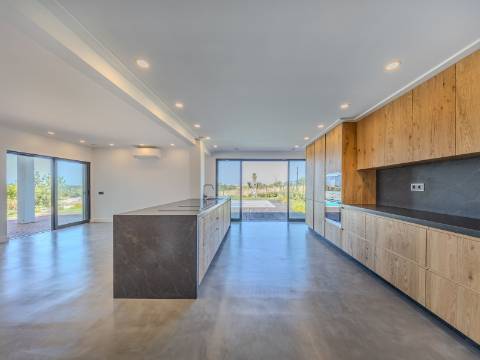 FONTE SANTA - Moradia renovada com jardim piscina próxima da PRAIA