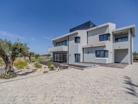 FONTE SANTA - Moradia renovada com jardim piscina próxima da PRAIA