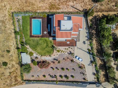 FONTE SANTA - Moradia renovada com jardim piscina próxima da PRAIA