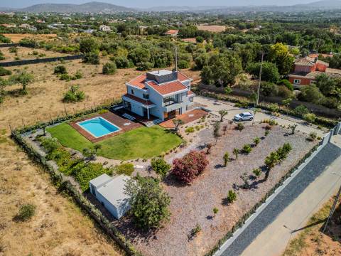 FONTE SANTA - Moradia renovada com jardim piscina próxima da PRAIA