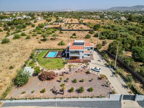 FONTE SANTA - Moradia renovada com jardim piscina próxima da PRAIA