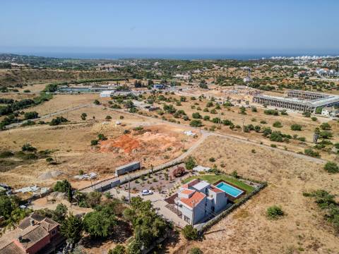 FONTE SANTA - Moradia renovada com jardim piscina próxima da PRAIA