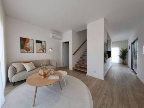 Moderna Moradia Geminada com 2 Quartos, inserido num Golfe Resort